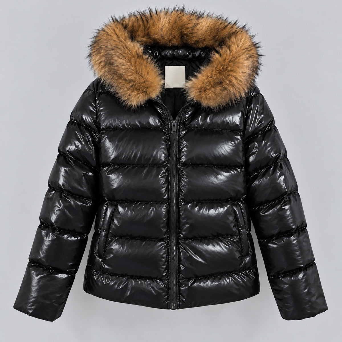 Zwarte glanzende gewatteerde winterjas met capuchon en beige kraag, plat uitgestald | Boutique Moda