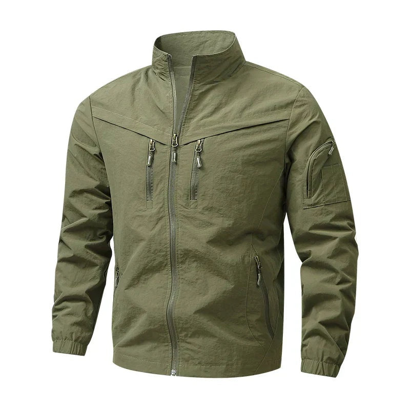 Groene utility jas met opstaande kraag en meerdere ritszakken, uitgespreid getoond | Boutique Moda