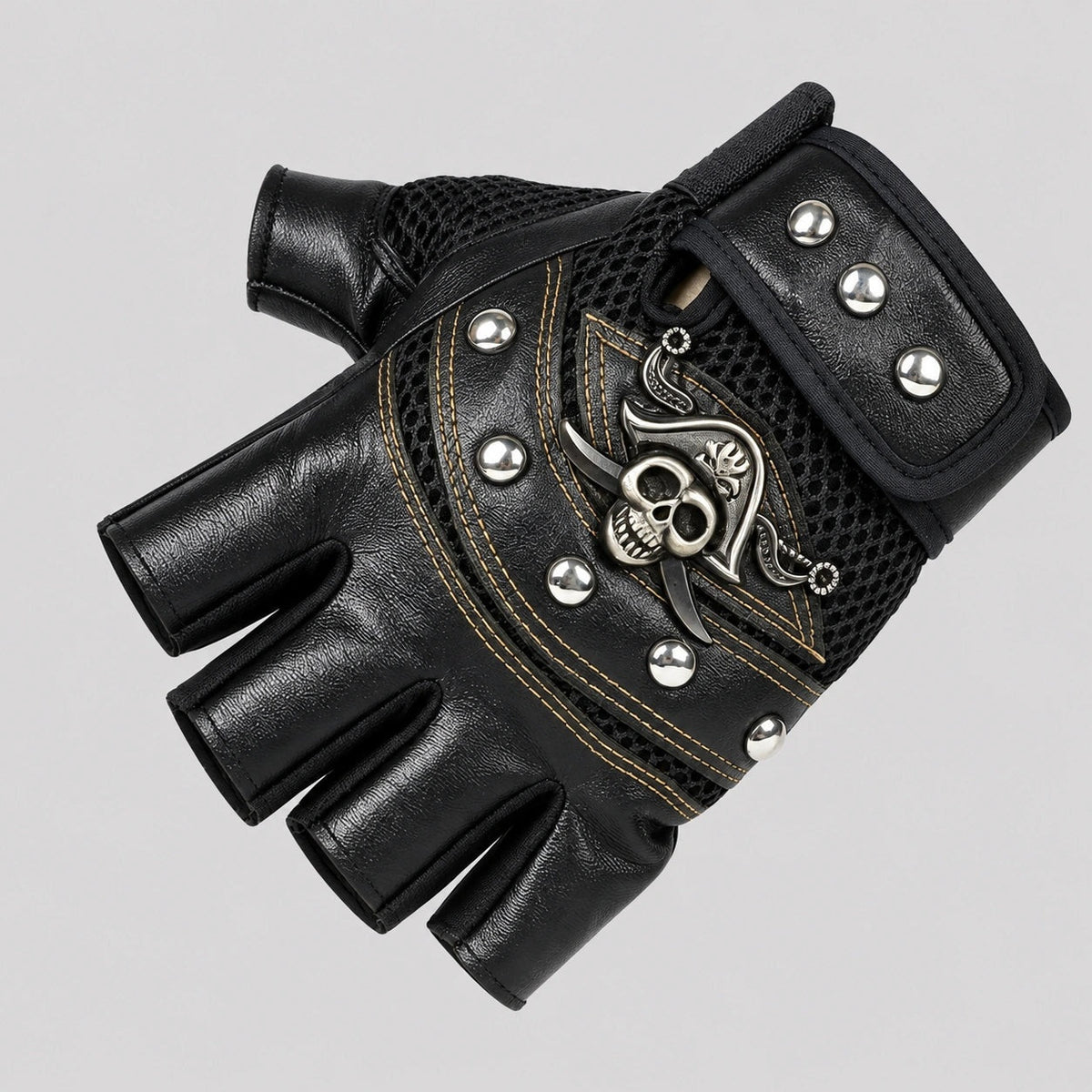Zwarte vingerloze handschoen met doodskopembleem, klinknagels en mesh-detail, plat gefotografeerd | Boutique Moda