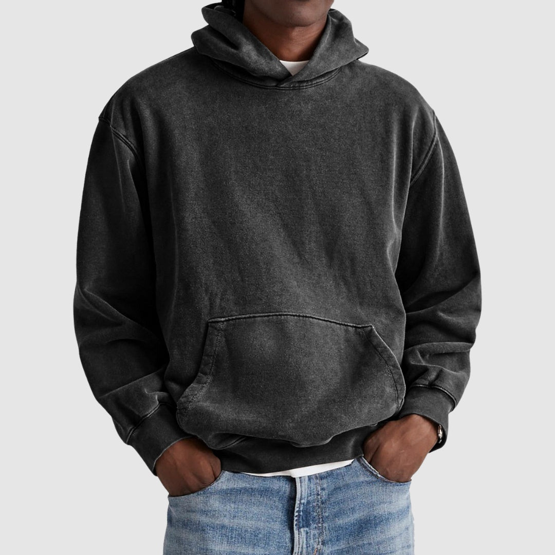 Grijze oversized hoodie met vintage wassing, gedragen door man met spijkerbroek | Boutique Moda