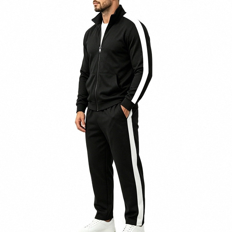 Zwart trainingspak met witte contraststreep, gedragen door man, zijaanzicht | Boutique Moda