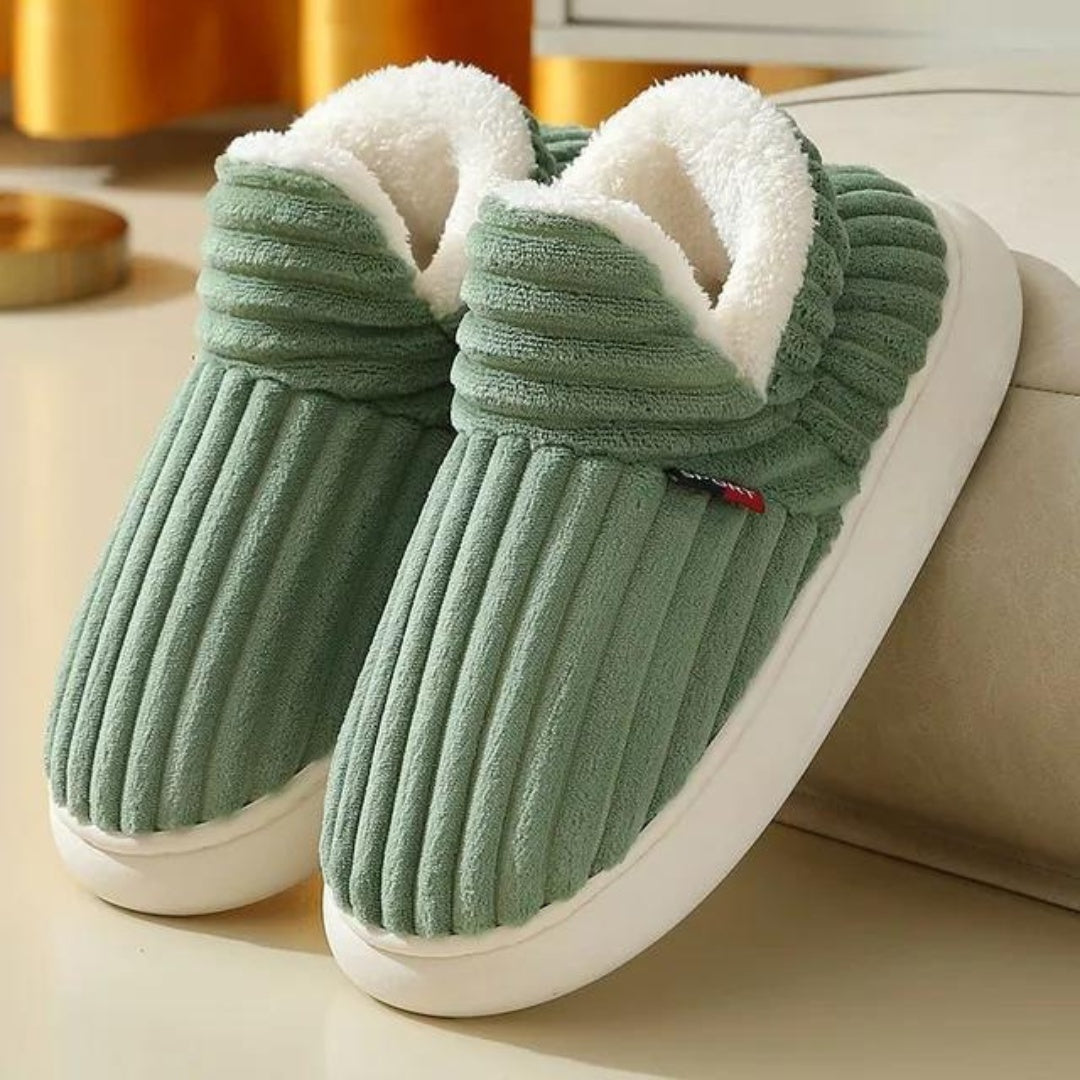 Groene pluche pantoffels met ribstof, ongedragen, op lichte ondergrond getoond | Boutique Moda