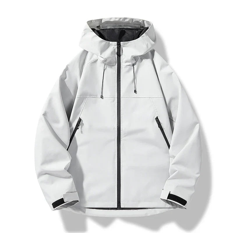 Witte waterdichte regenjas met capuchon en ritszakken, plat gefotografeerd | Boutique Moda
