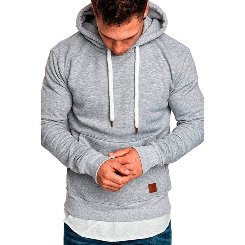 Grijze hoodie met capuchon en laagjeslook, gedragen door man met koord | Boutique Moda