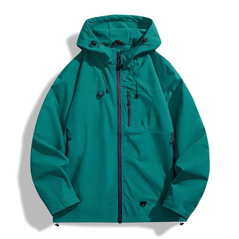 Groene regenjas met capuchon en ritszakken, op onzichtbare mannequin getoond | Boutique Moda