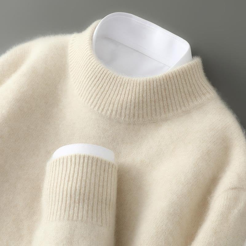 Crème kleurige gebreide trui met opstaande kraag en ribgebreide mouwboord, close-up | Boutique Moda