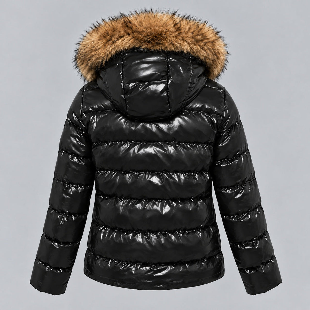 Zwarte glanzende winterjas met capuchon en imitatiebont, achteraanzicht op paspop | Boutique Moda