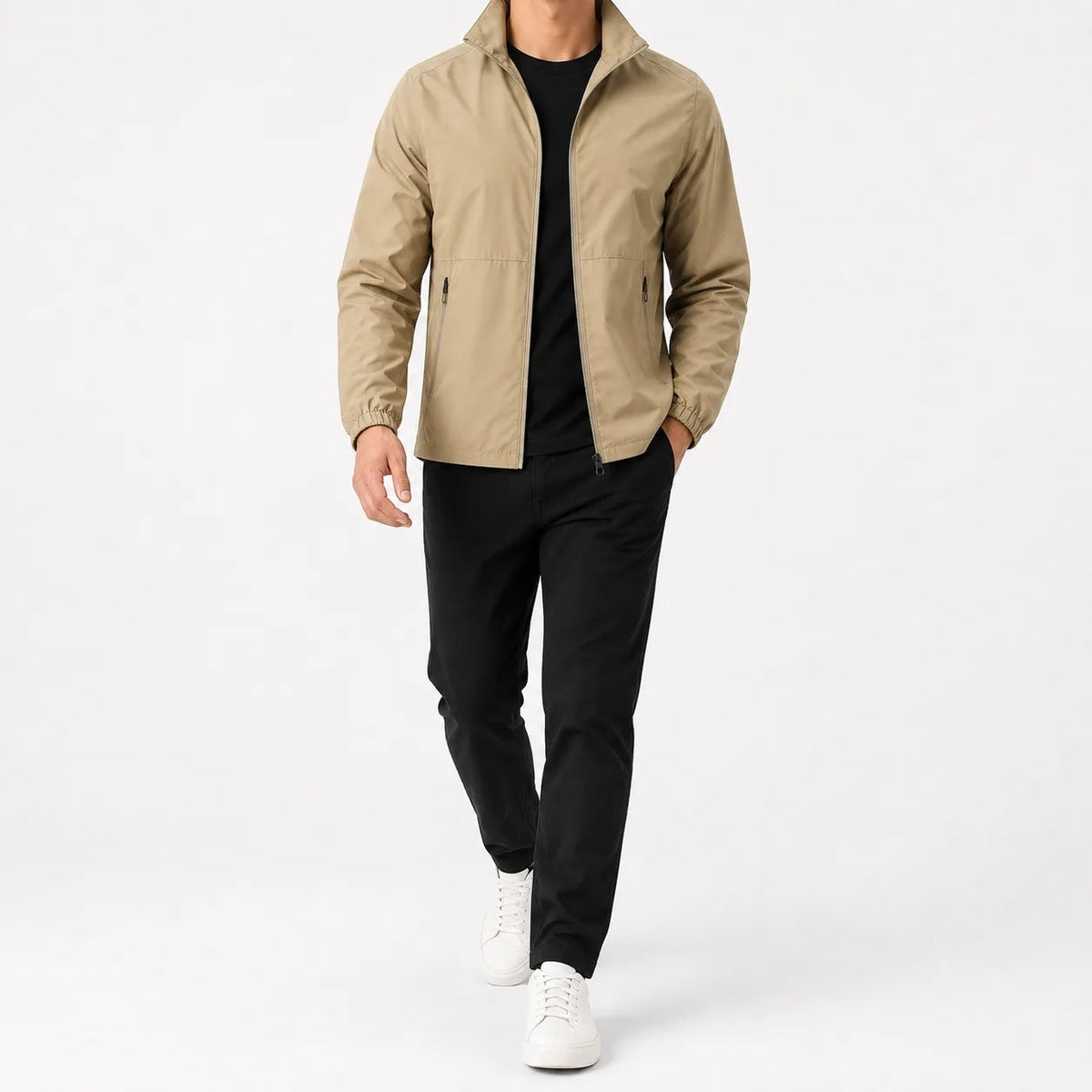 Beige regenjas met rits, gedragen door man met zwarte broek | Boutique Moda