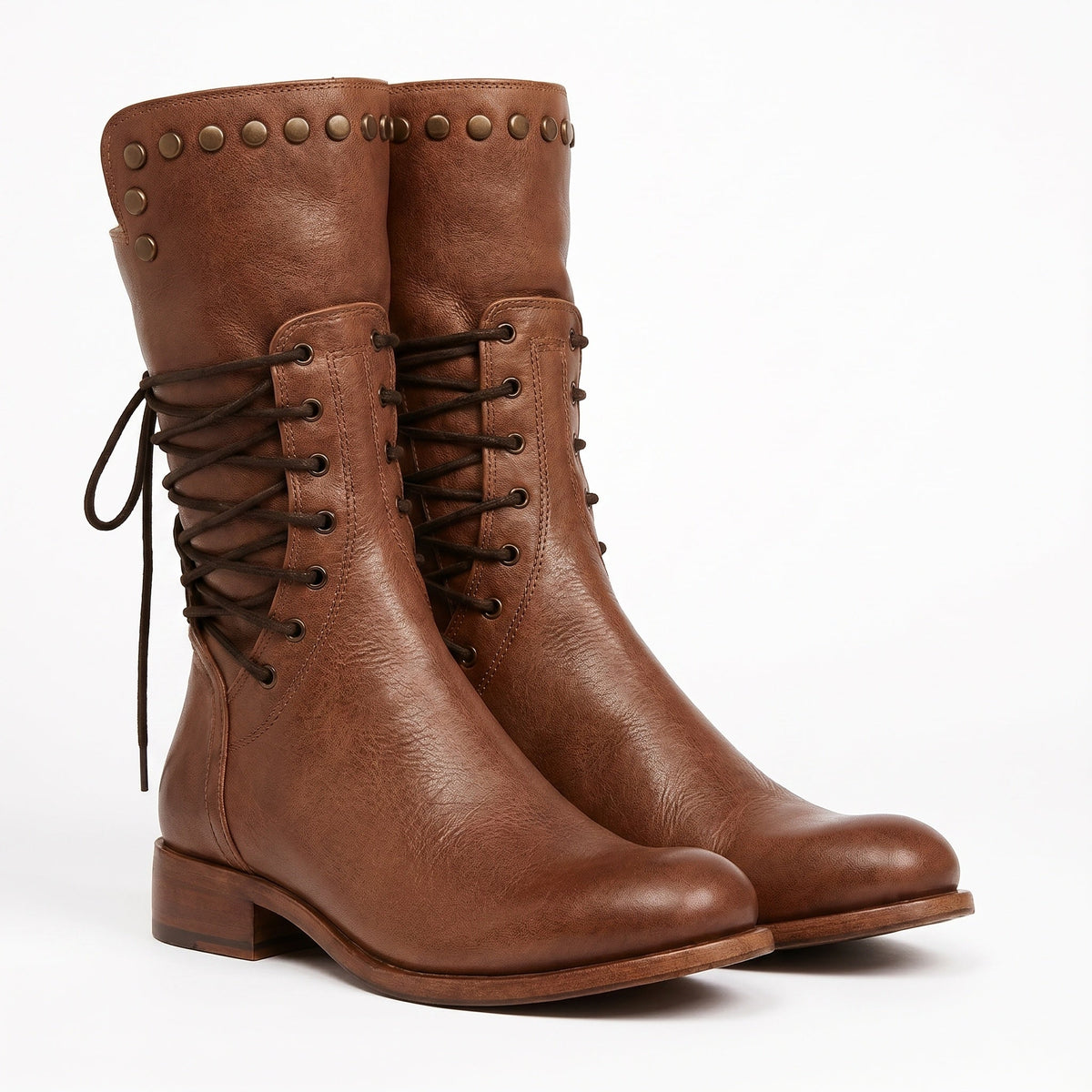 Bruine halfhoge veterlaarzen met studs, vrijstaand op witte achtergrond | Boutique Moda