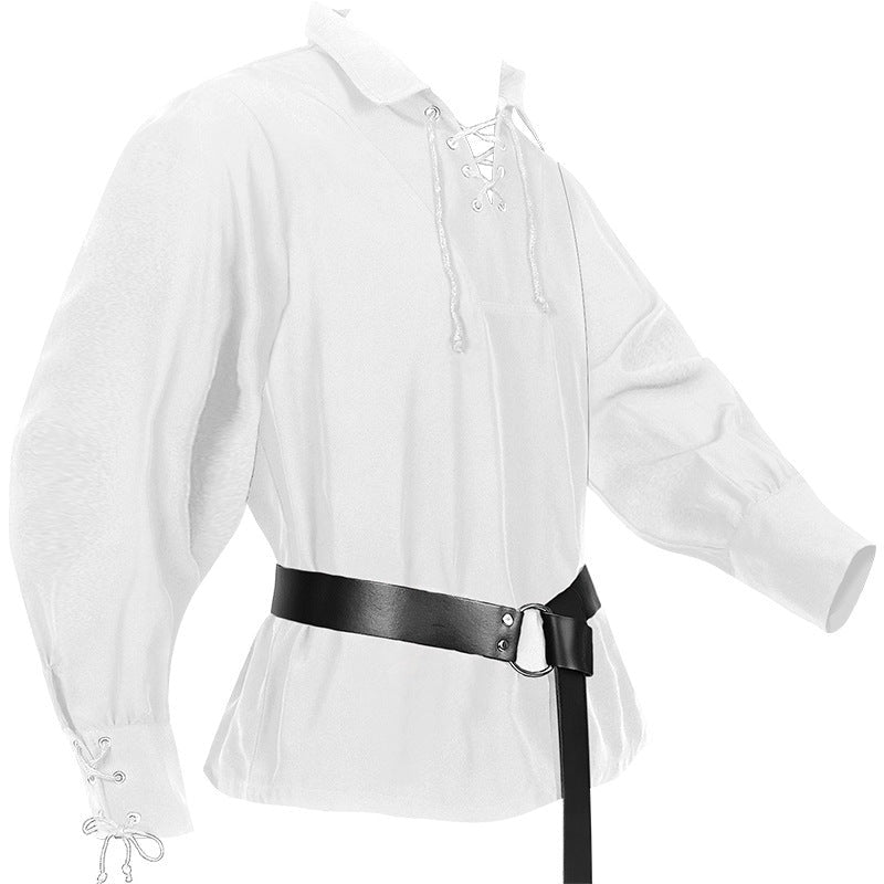 Wit middeleeuws overhemd met vetersluiting op paspop met zwarte riem | Boutique Moda