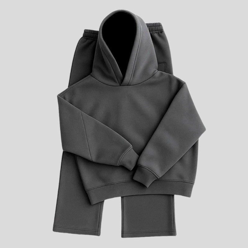 Donkergrijze hoodie en joggingbroek, plat liggend getoond, mouwen gevouwen | Boutique Moda