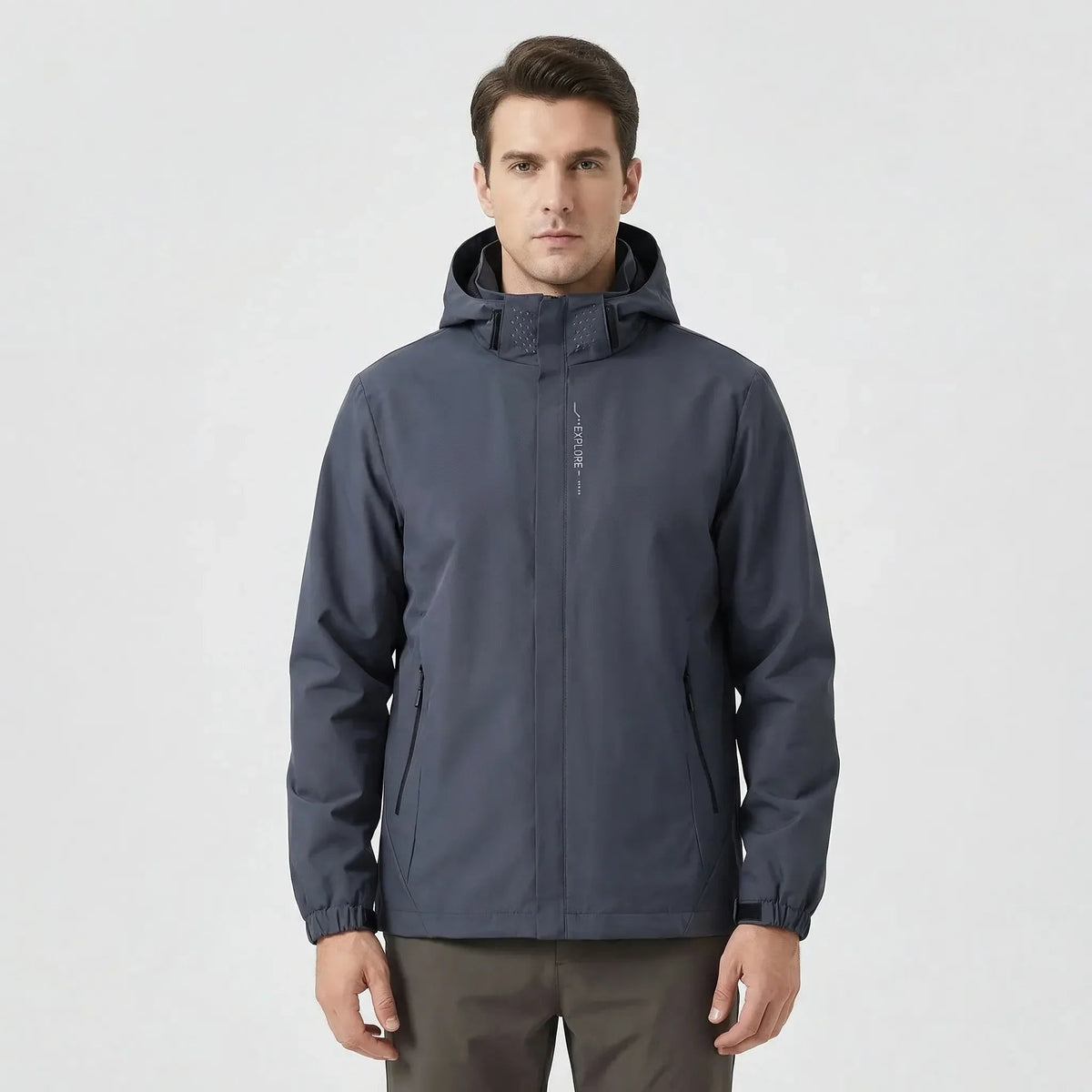 Grijze regenjas met capuchon gedragen door man, rits gesloten, casual outfit | Boutique Moda