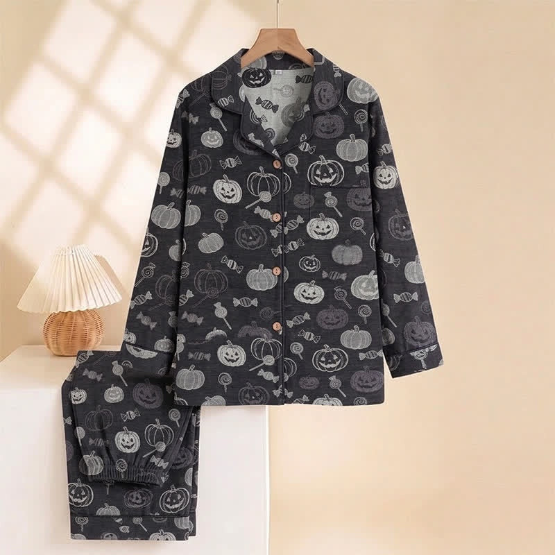 Zwarte pyjamaset met pompoen- en snoepprint, hangend op een hanger | Boutique Moda