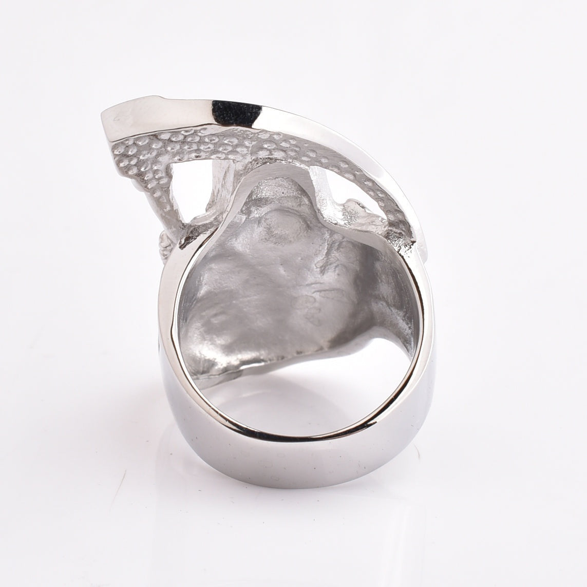 Zilverkleurige ring met gedetailleerd reliëf, close-up van de onderkant, vrijstaand | Boutique Moda