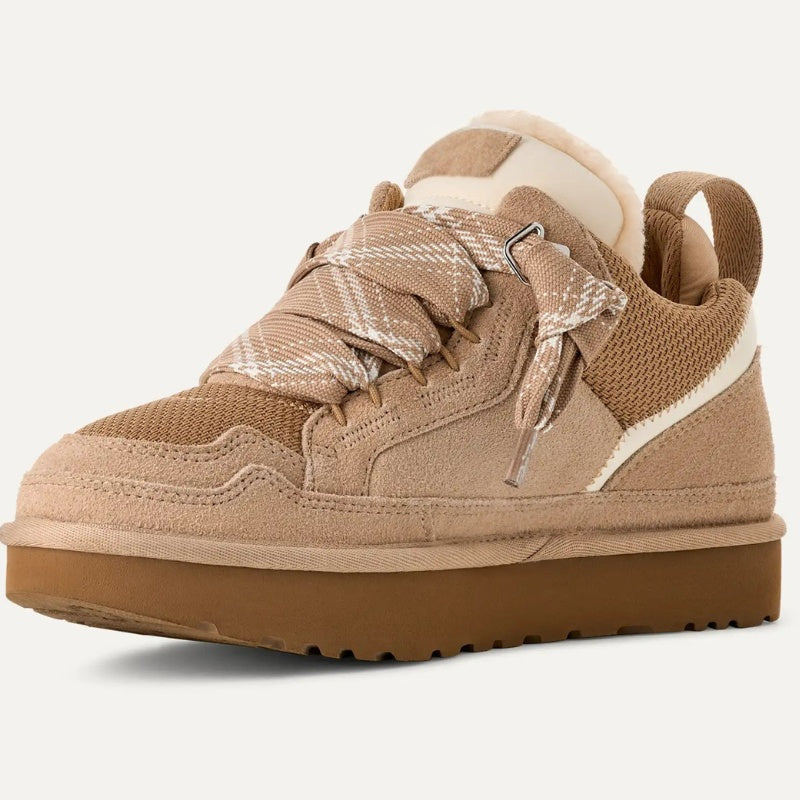 Beige plateau sneaker met brede geruite veters, losstaand gefotografeerd | Boutique Moda