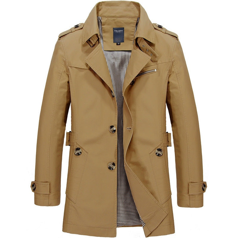 Kakikleurige trenchcoat met knoopsluiting en epauletten, geplooid op onzichtbare mannequin | Boutique Moda
