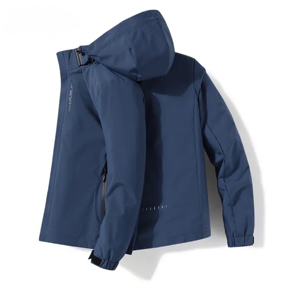 Marineblauw regenjack met capuchon, platliggend getoond vanaf de zijkant | Boutique Moda