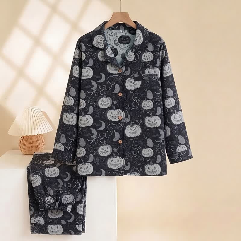Zwarte pyjamaset met pompoenen- en spookprint, hangend getoond op hanger | Boutique Moda