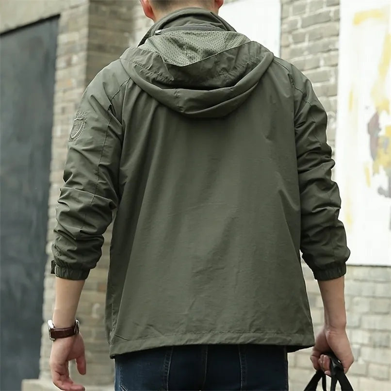 Legergroene outdoorjas met capuchon, gedragen door man, achteraanzicht | Boutique Moda