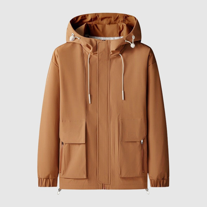 Camelkleurig windjack met capuchon en zakken, plat gefotografeerd | Boutique Moda
