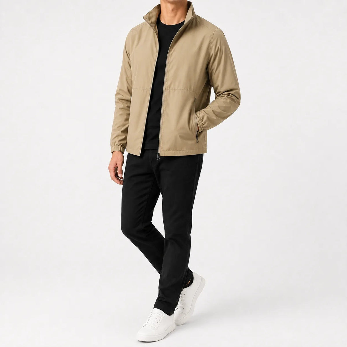 Beige regenjas met opstaande kraag, gedragen door man met zwarte broek | Boutique Moda