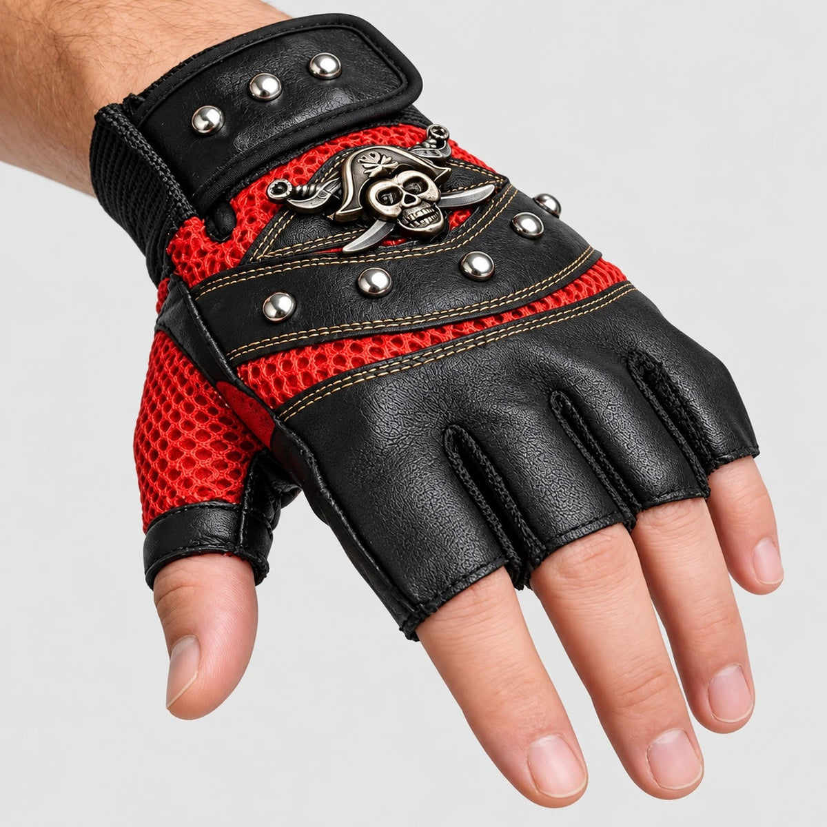 Vingerloze zwart-rode handschoen met doodskopembleem en klinknagels, gedragen aan hand | Boutique Moda