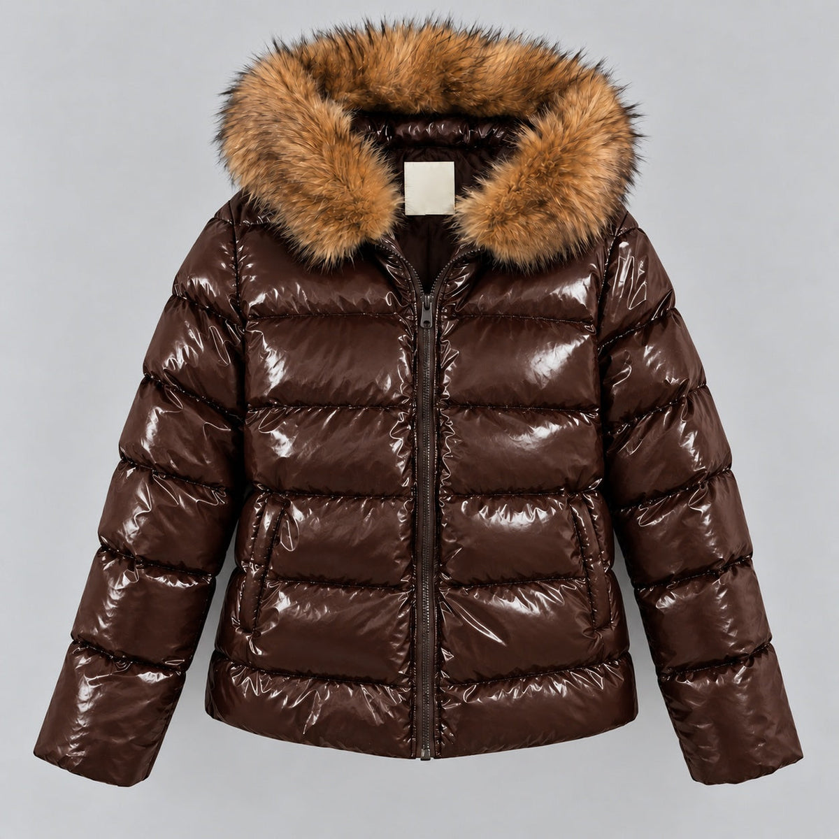Glanzende bruine winterjas met capuchon en imitatiebont, plat gefotografeerd | Boutique Moda