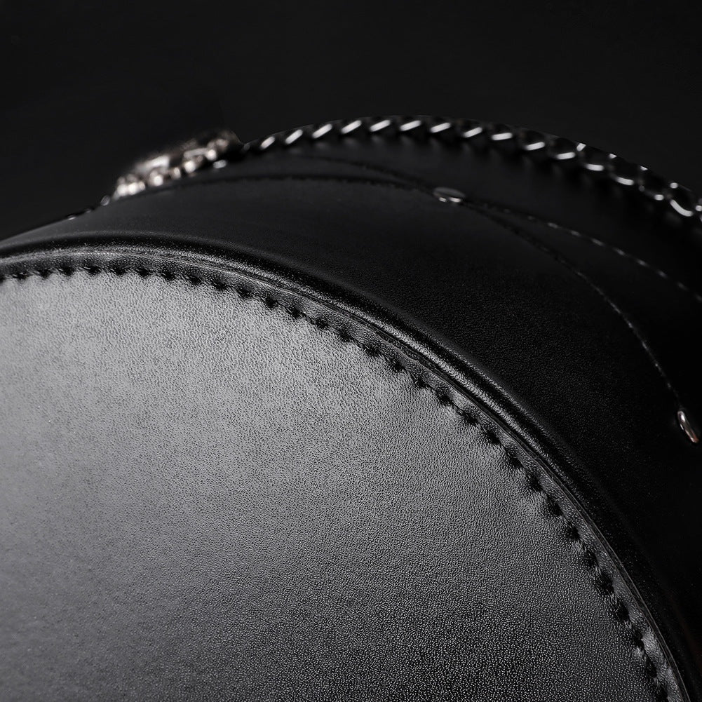 Close-up van zwarte hoed met ketting en gestikte randen, platliggend | Boutique Moda