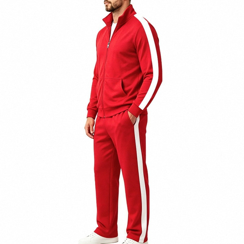 Rode trainingspak met witte contraststreep, opstaande kraag, gedragen door man | Boutique Moda
