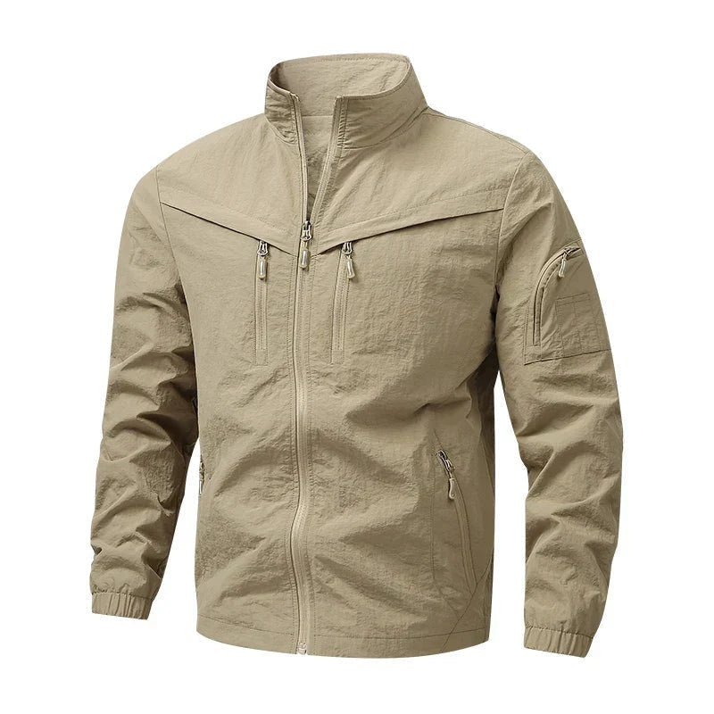 Beige utility jas met opstaande kraag en meerdere zakken, op onzichtbare paspop | Boutique Moda