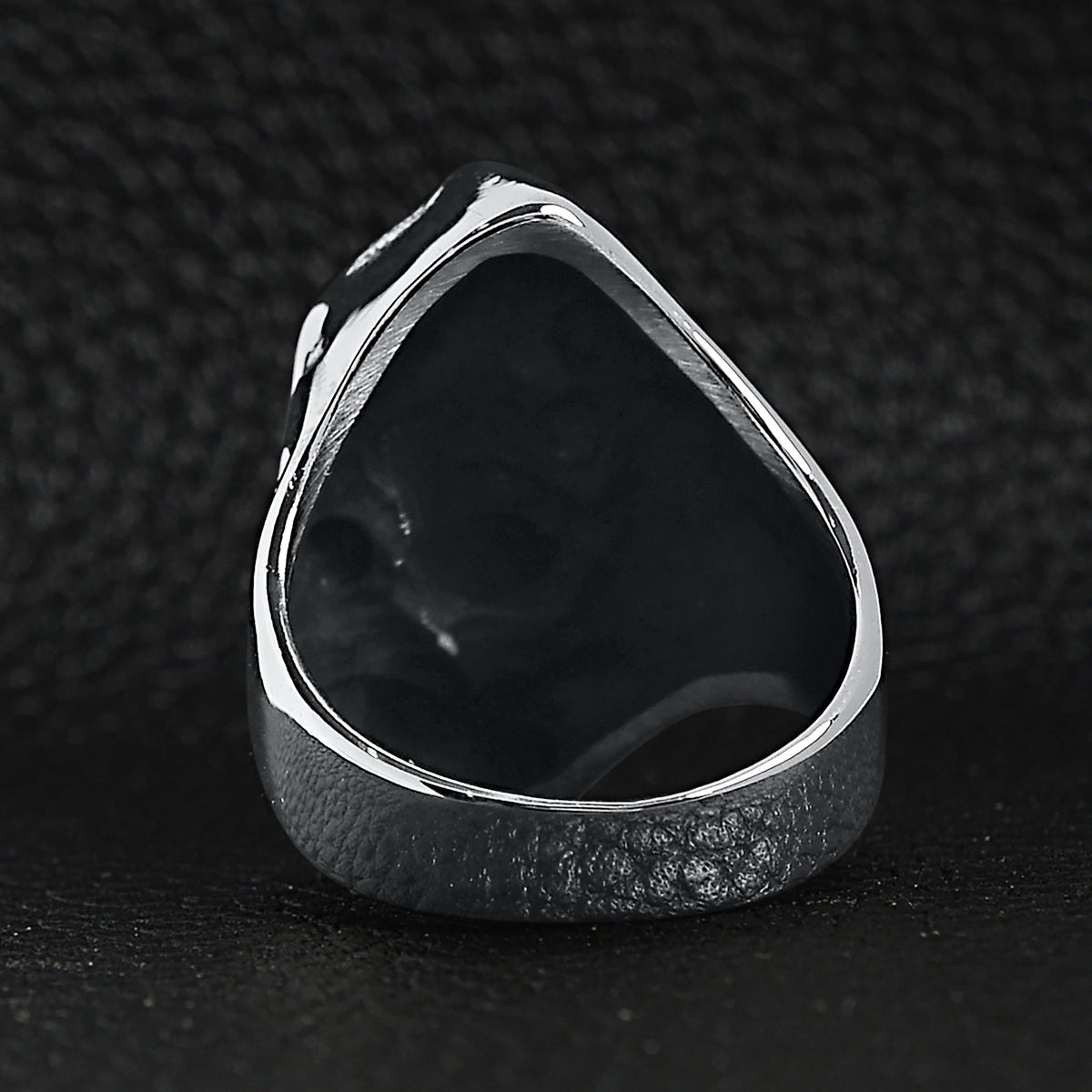 Zilverkleurige ring met open druppelvormige bovenkant, achteraanzicht op donkere achtergrond | Boutique Moda