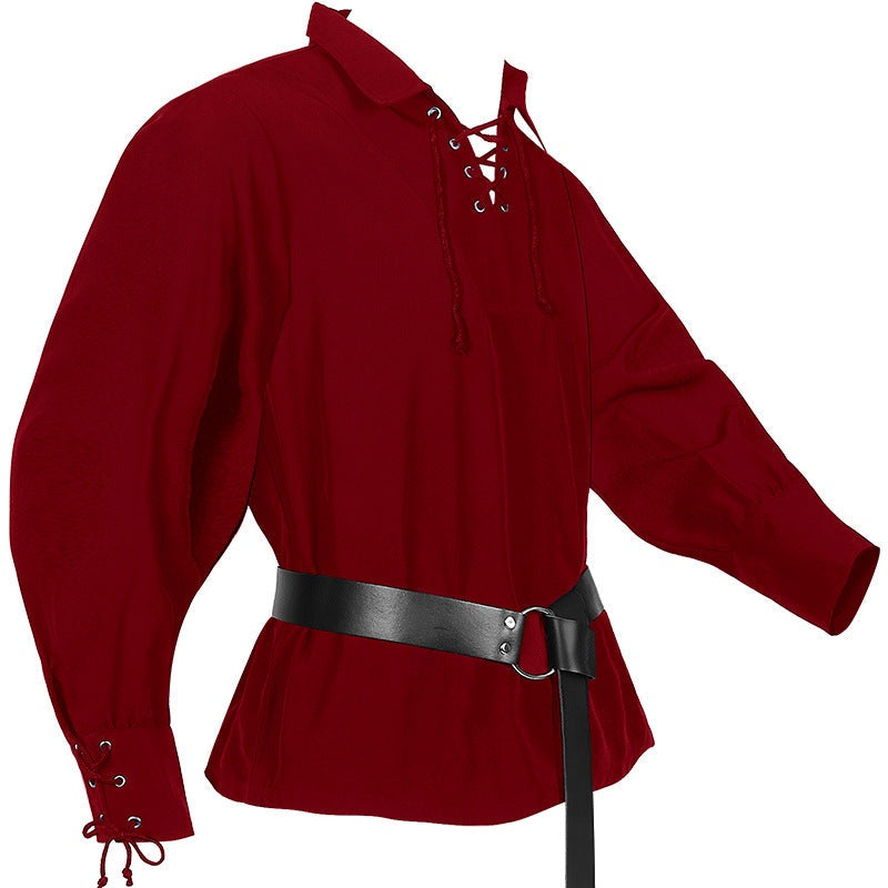 Bordeauxrood middeleeuws overhemd met vetersluiting, gedragen met zwarte riem | Boutique Moda