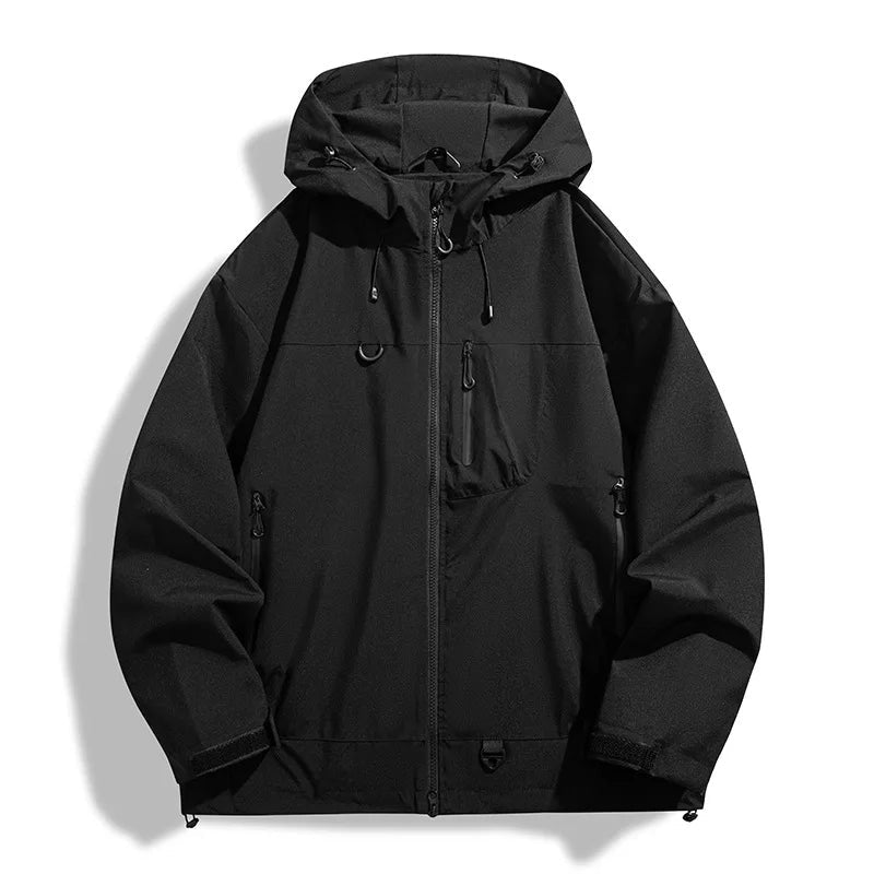 Zwarte sportieve regenjas met capuchon, getoond op onzichtbare mannequin | Boutique Moda