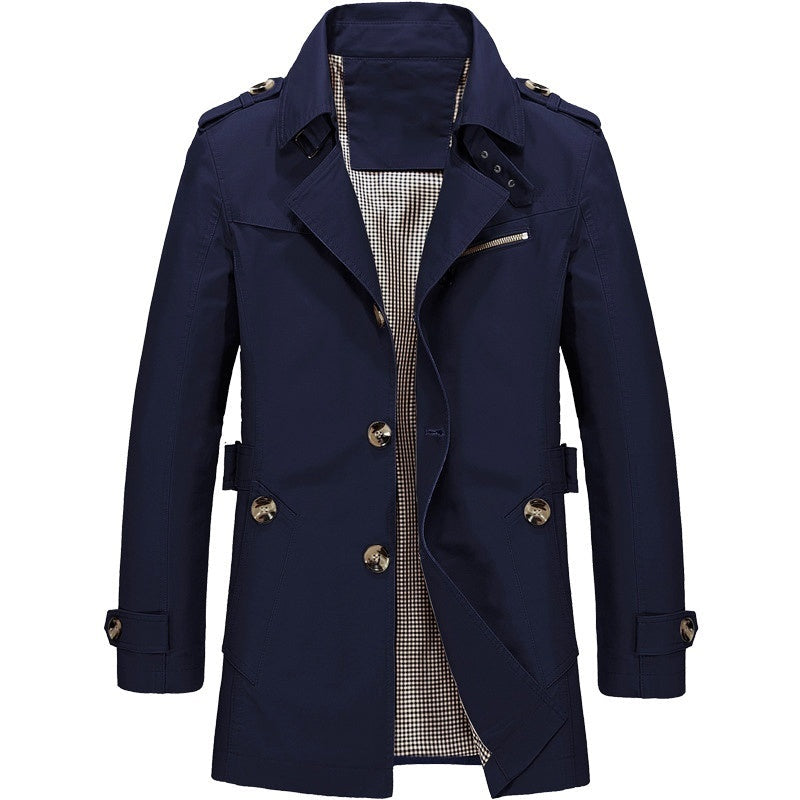 Donkerblauwe trenchcoat met epauletten en knoopsluiting, los uitgestald op effen achtergrond | Boutique Moda