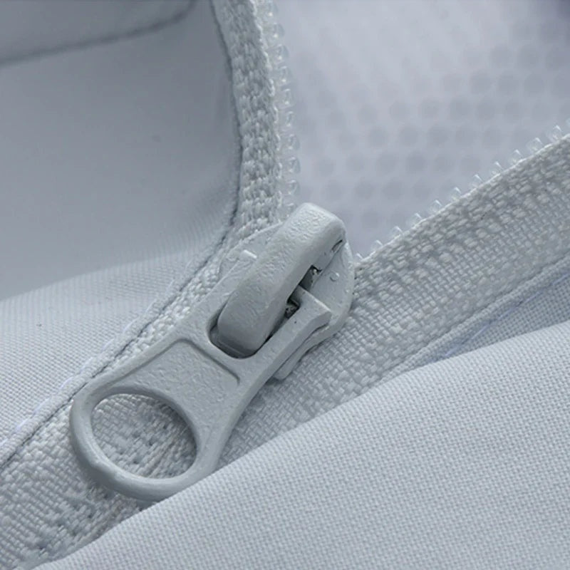 Close-up van grijze ritssluiting met trekker op stoffen kledingstuk | Boutique Moda