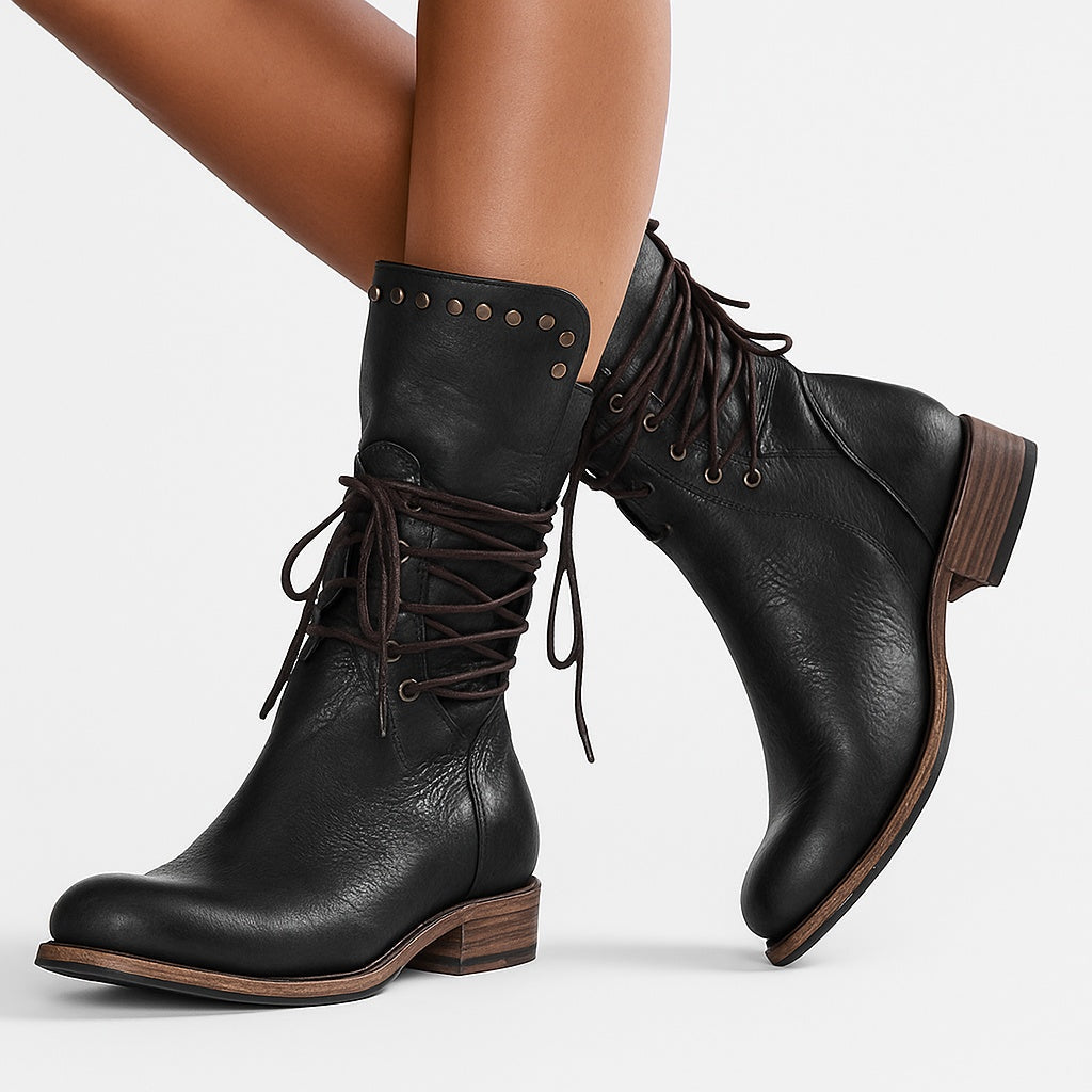 Zwarte halfhoge veterlaarzen met studs, gedragen door model, close-up benen | Boutique Moda