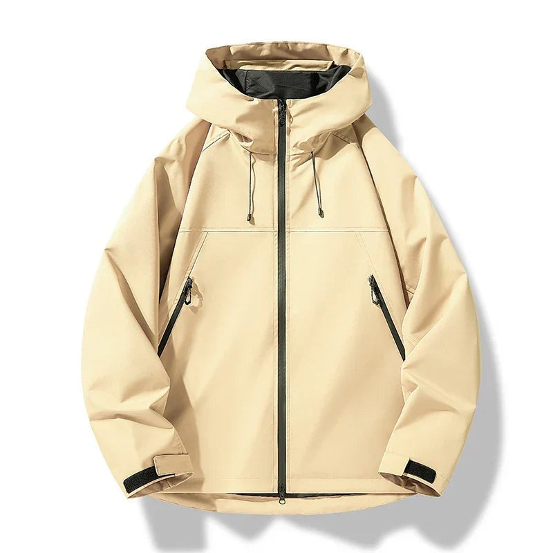 Beige waterdichte regenjas met capuchon, rits en zakken, plat gefotografeerd | Boutique Moda