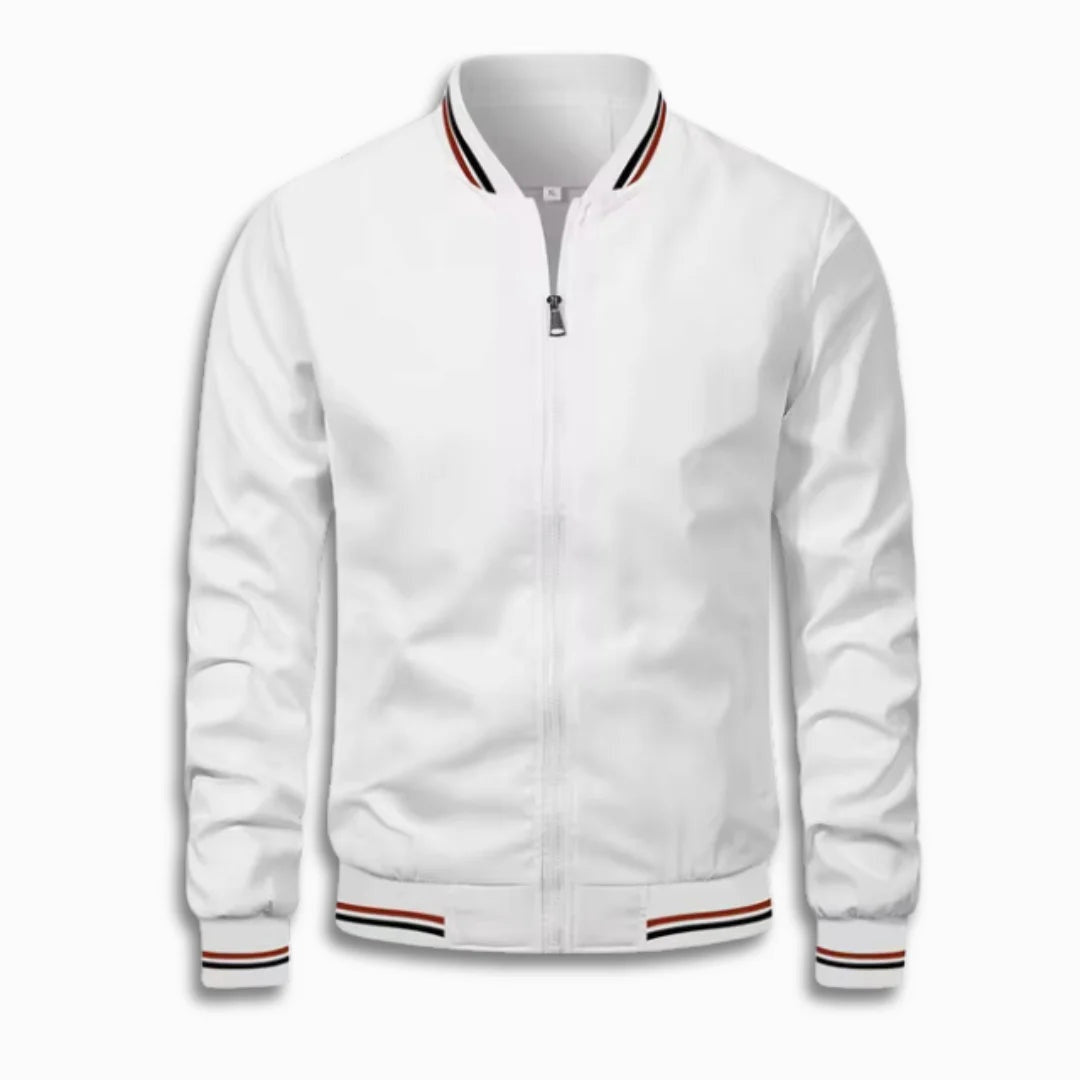 Witte bomberjack met gestreepte boorden, uitgestald op effen achtergrond | Boutique Moda