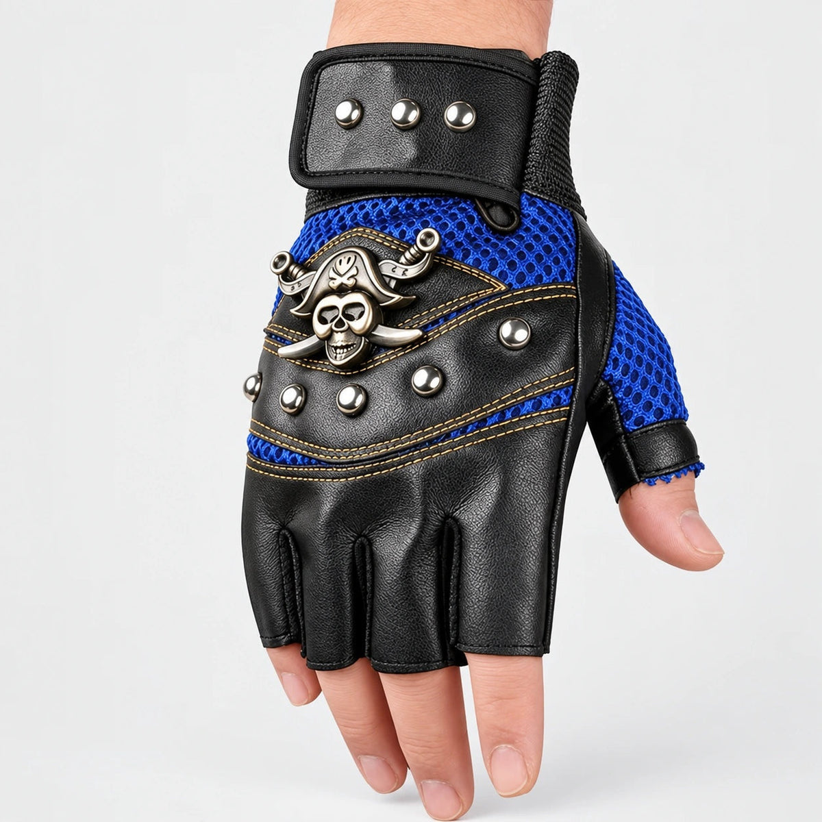 Vingerloze handschoen blauw zwart met doodskopembleem en klinknagels, gedragen aan hand | Boutique Moda