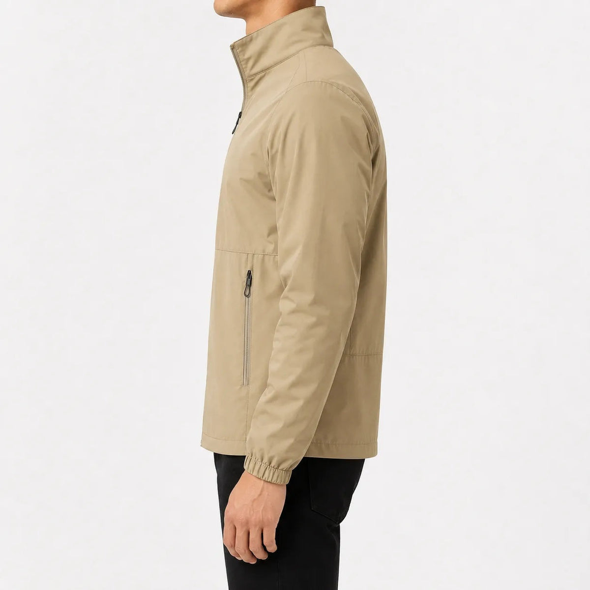 Beige regenjas met opstaande kraag en rits, gedragen door man | Boutique Moda