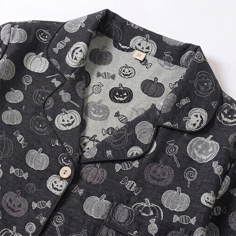 Zwarte pyjamajas met pompoen- en snoepprint, close-up van kraag en knopen | Boutique Moda