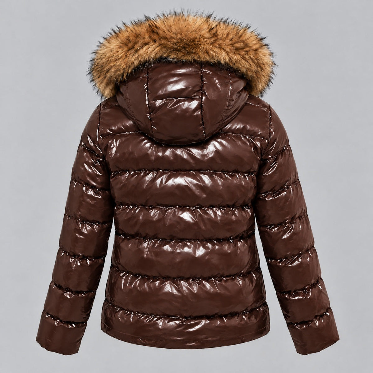 Bruine glanzende gewatteerde winterjas met capuchon en imitatiebont, achteraanzicht op paspop | Boutique Moda