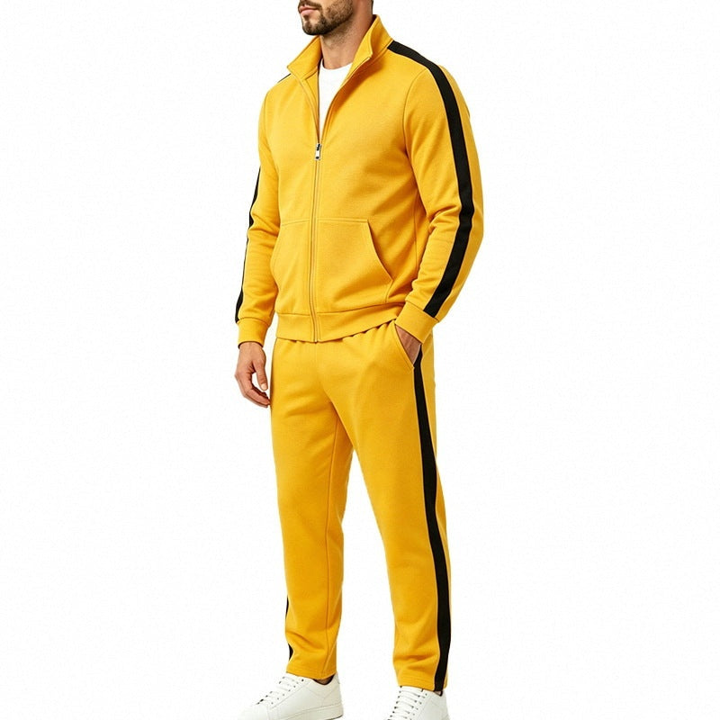Man draagt geel trainingspak met zwarte contraststreep en opstaande kraag | Boutique Moda