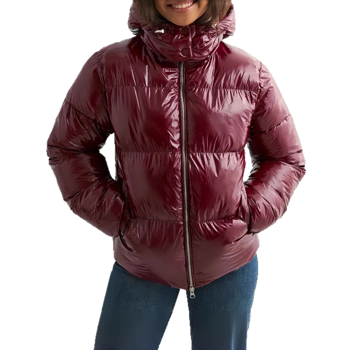 Glanzende bordeauxrode winterjas met capuchon, gedragen door lachende vrouw | Boutique Moda