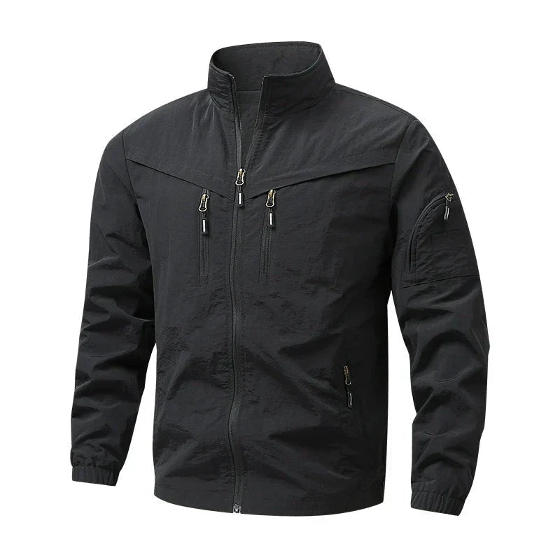 Zwarte utility jas met opstaande kraag en meerdere zakken, los liggend getoond | Boutique Moda