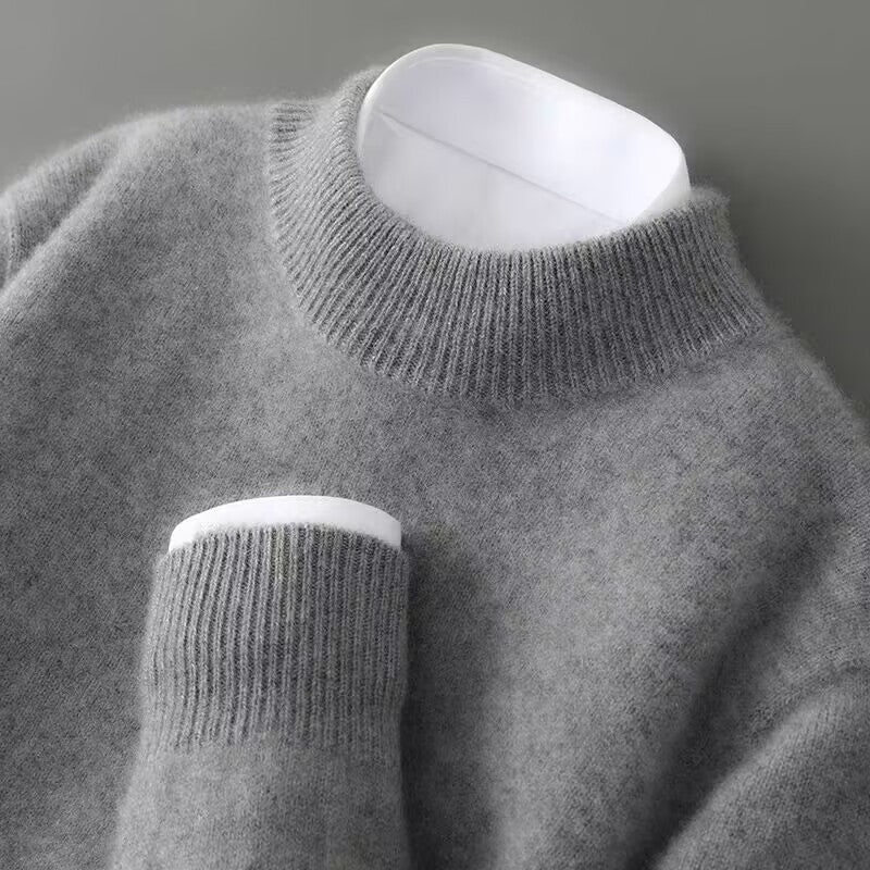 Grijze gebreide trui met opstaande kraag op paspop, close-up detail | Boutique Moda