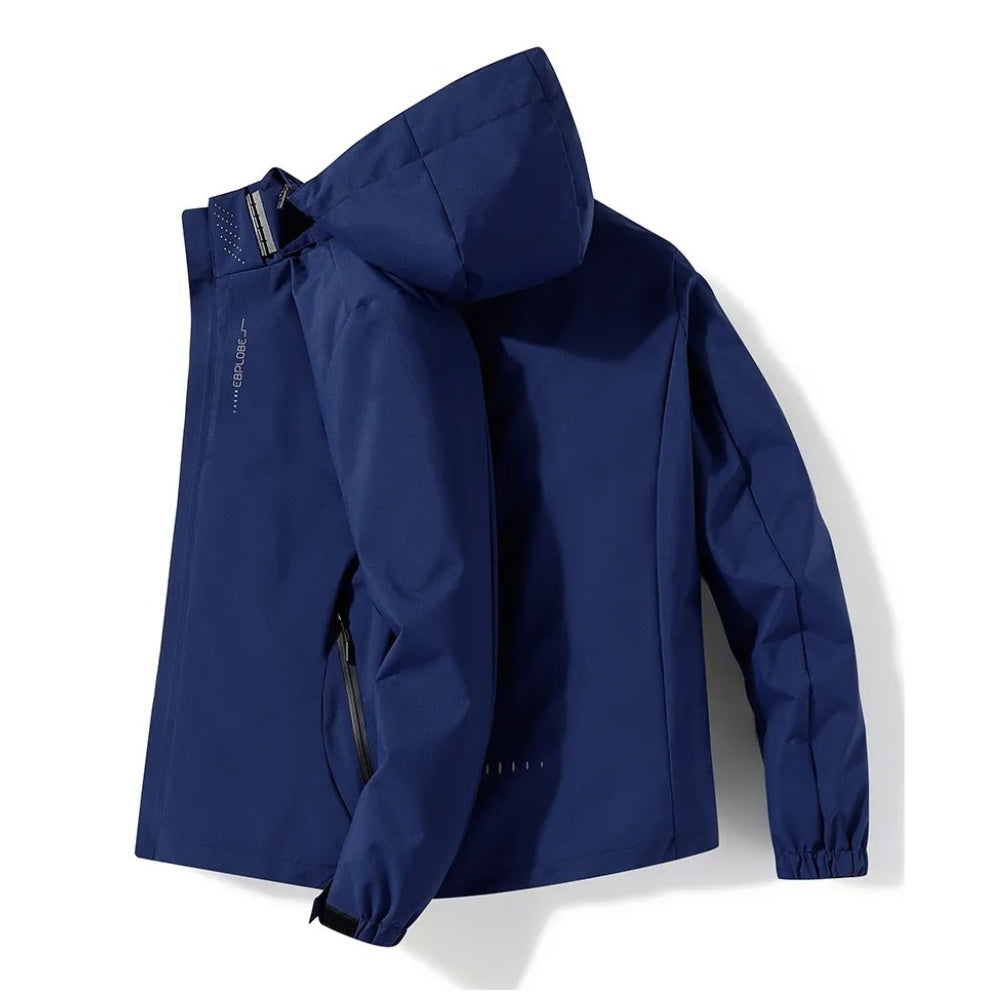 Donkerblauwe waterdichte jas met capuchon, platgelegd, vrijstaand op witte achtergrond | Boutique Moda