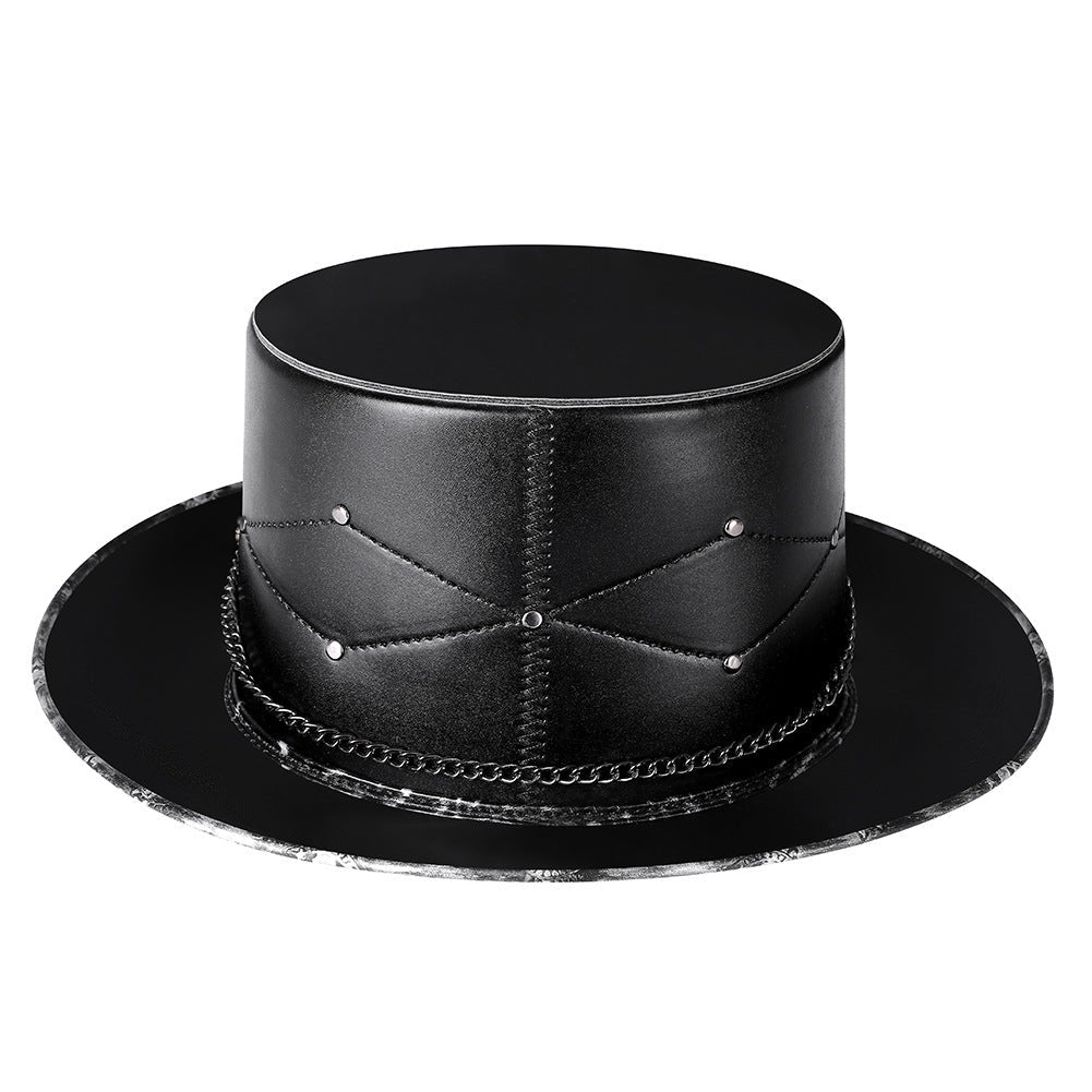 Zwarte gothic hoge hoed met kettingdetail en studs, vrijstaand getoond | Boutique Moda