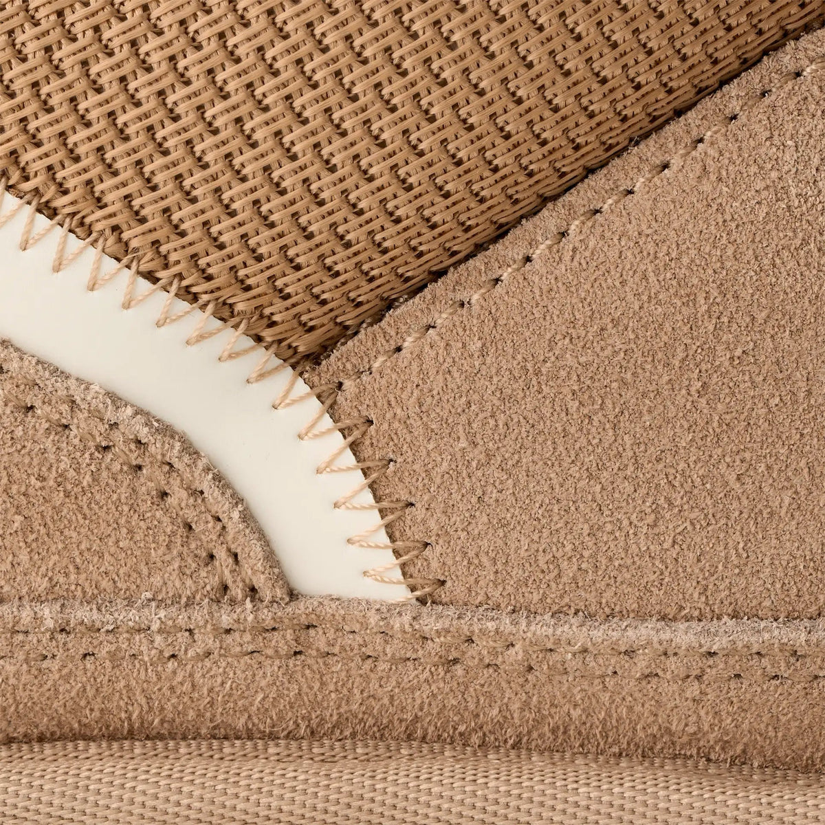 Close-up van beige sneaker met geweven textuur en zichtbare stiksels in suède look | Boutique Moda
