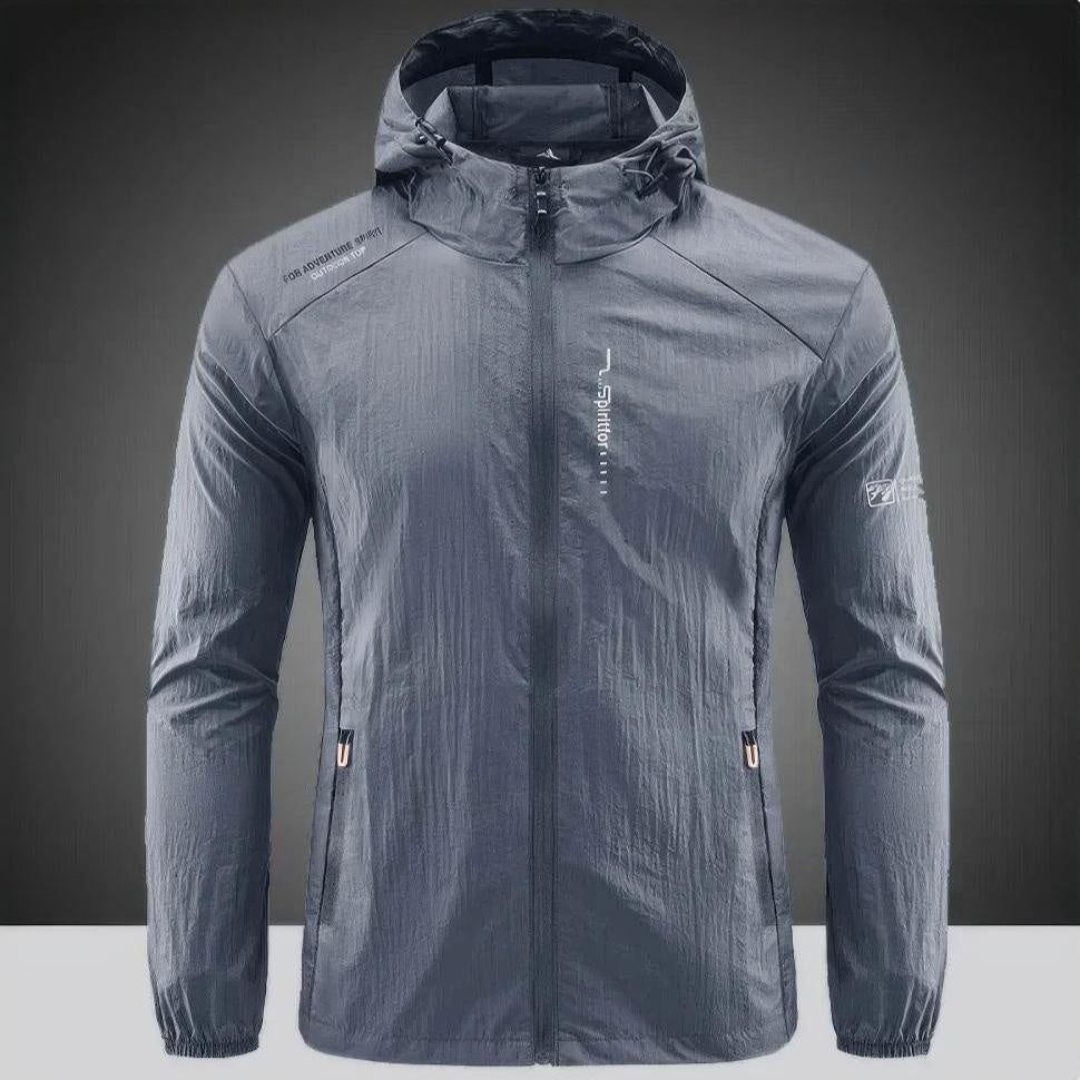 Grijze sportieve jas met capuchon en ritszakken, op paspop | Boutique Moda